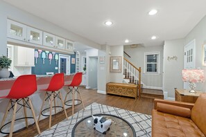 Interior - Stylish 3bedr •Family Retreat • Firepit • EV • 10 min to the Metro • Fenced Yard (Arlington)