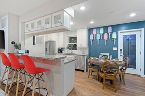 Dining - Stylish 3bedr •Family Retreat • Firepit • EV • 10 min to the Metro • Fenced Yard (Arlington)