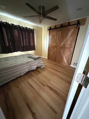 3 bedrooms, iron/ironing board, WiFi, bed sheets - A little getaway boats welcome! (North Fort Myers)