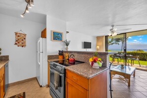 Private kitchen - Bright island condo with ocean views (Wailuku)