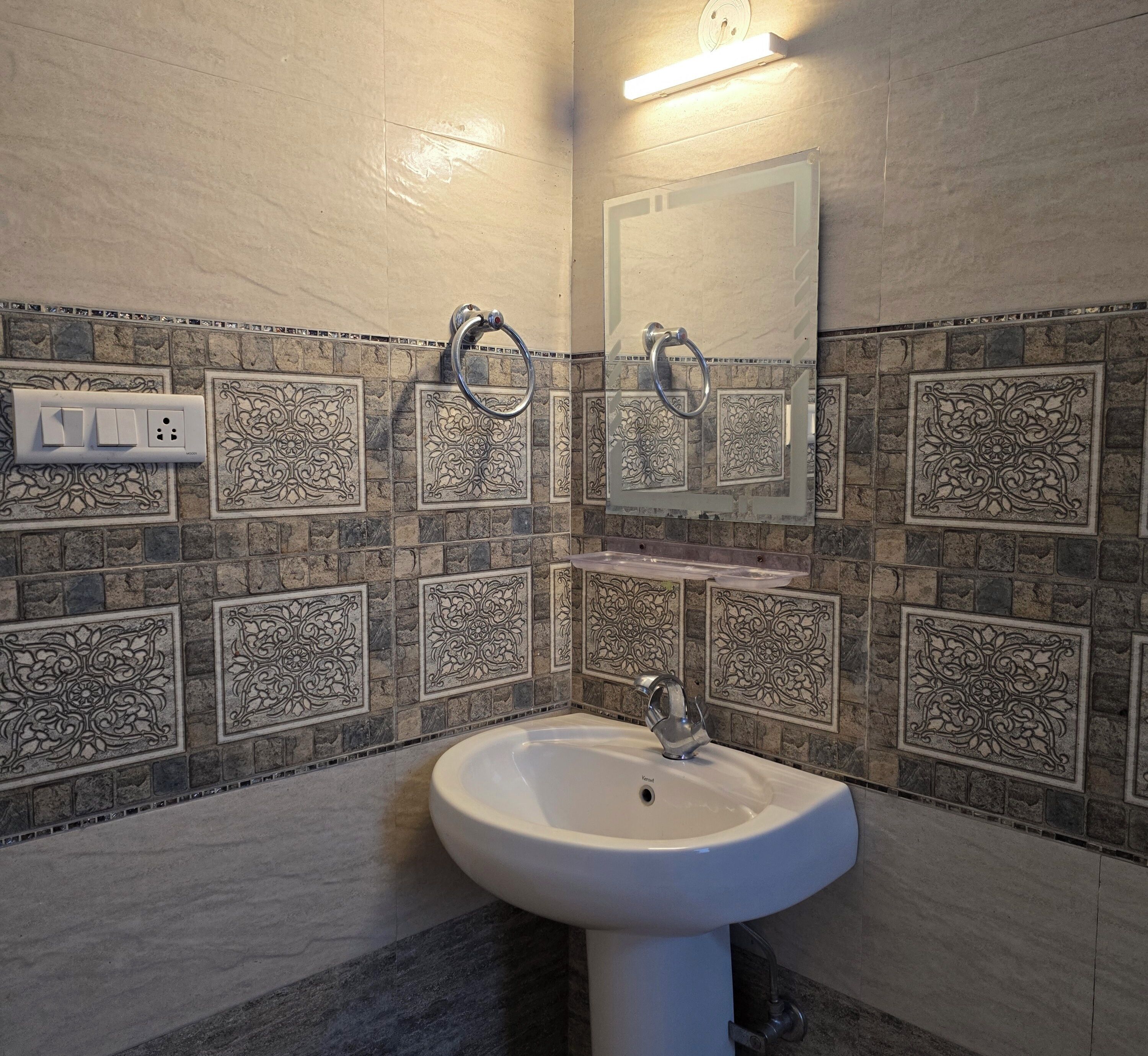 Habitació prèmium, balcó, vistes a la muntanya | Bany | Dutxa, articles de tocador gratuïts, tovalloles i sabó 