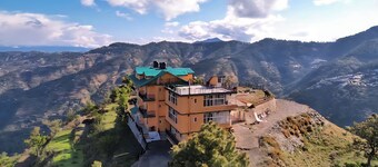 The Cozy Corner Hilltop 360 View Retreat