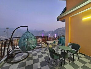 Suite | Living area - The Cozy Corner Hilltop 360 View Retreat (Shimla)