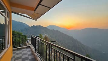 Premium kamer, balkon, uitzicht op bergen | Terras