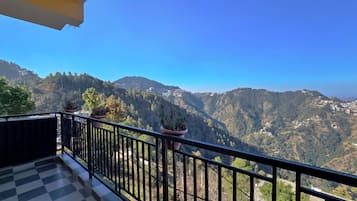 Premium kamer, balkon, uitzicht op bergen | Uitzicht vanaf balkon