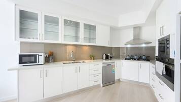 Geladeira, micro-ondas, fogão, cooktop