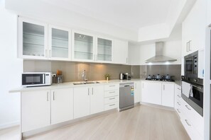 Geladeira, micro-ondas, fogão, cooktop