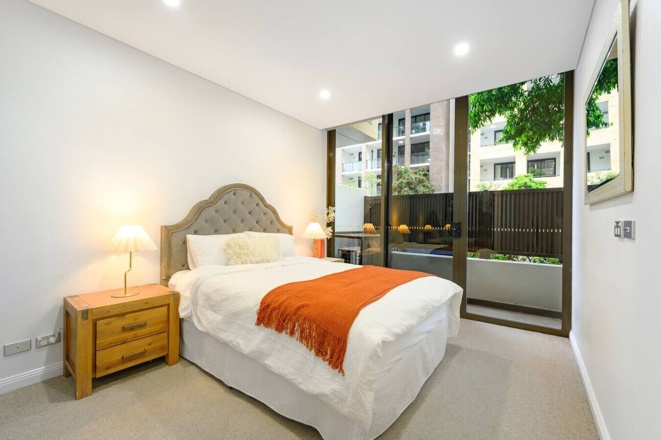 Een strijkplank/strijkijzer, wifi, beddengoed