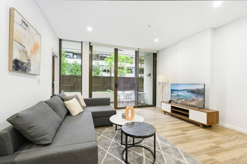 Modern 3-Bedroom Apartment Near Airport & Train