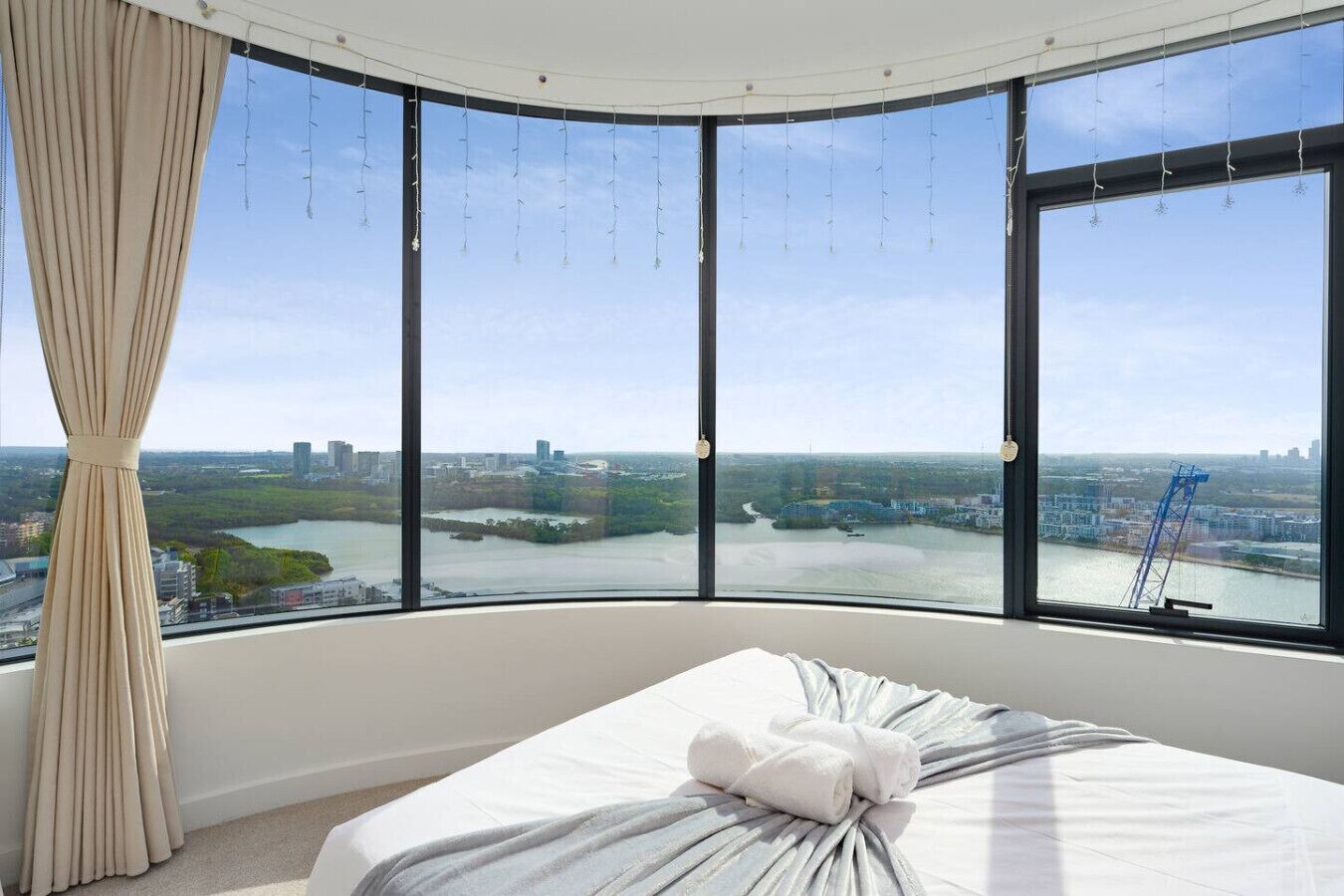 Een strijkplank/strijkijzer, wifi, beddengoed