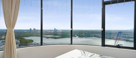 Een strijkplank/strijkijzer, wifi, beddengoed