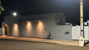 Exterior - 1.8km from the city center, private patio, garage for 2 cars. (Campo Novo do Parecis)