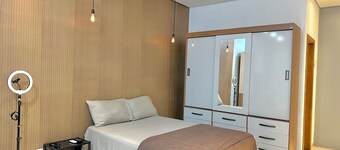 1.8km from the city center, private patio, garage for 2 cars.