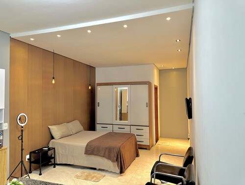 1.8km from the city center, private patio, garage for 2 cars.