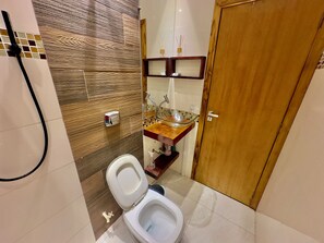 Pyyhkeet, saippua, vessapaperi