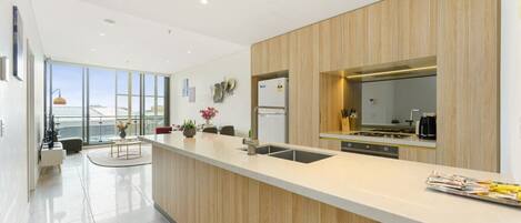 Réfrigérateur, four à micro-ondes, un four, surface de cuisson