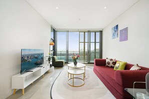 TV - CBD 2BR Apartment | Free Parking | Fireworks (Sydney)