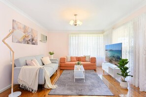 TV - Warm 2BR Home • Relaxing Stay Near St Marys Centre (Saint Marys)