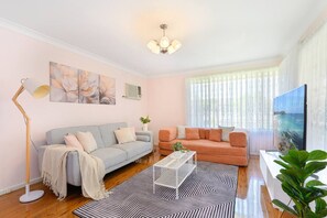 TV - Warm 2BR Home • Relaxing Stay Near St Marys Centre (Saint Marys)