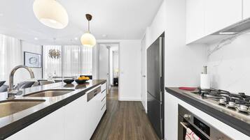 Réfrigérateur, micro-ondes, four, plaque de cuisson