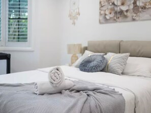 4 habitaciones, tabla de planchar con plancha, wifi y ropa de cama 