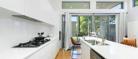 電子レンジ、オーブン、コンロ、食器洗い機