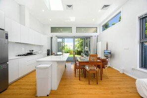 Mikrowelle, Ofen, Herdplatte, Geschirrspüler