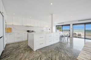 冰箱、微波炉、烤箱、炉灶