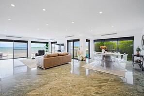 Interior - Taren Point Private Paradise with Stunning Views (Taren Point)