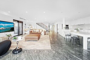 TV - Taren Point Private Paradise with Stunning Views (Taren Point)