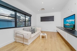 TV - Taren Point Private Paradise with Stunning Views (Taren Point)