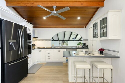 Casula cozy 3Br home with parking & WiFi