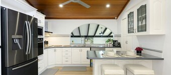 Casula cozy 3Br home with parking & WiFi