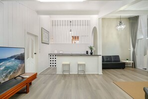 Lobby - Casula cozy 3Br home with parking & WiFi (Casula)