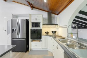 Fridge, microwave, oven, stovetop - Casula cozy 3Br home with parking & WiFi (Casula)