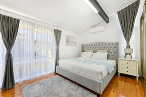 Iron/ironing board, WiFi, bed sheets - Casula cozy 3Br home with parking & WiFi (Casula)