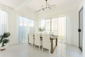 Dining - Stylish Home in Austral - Ideal for Relaxing Stays (Austral)