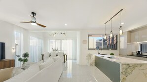 Una cocina moderna con encimera de mármol, horno empotrado y ventana con vistas a la ciudad.