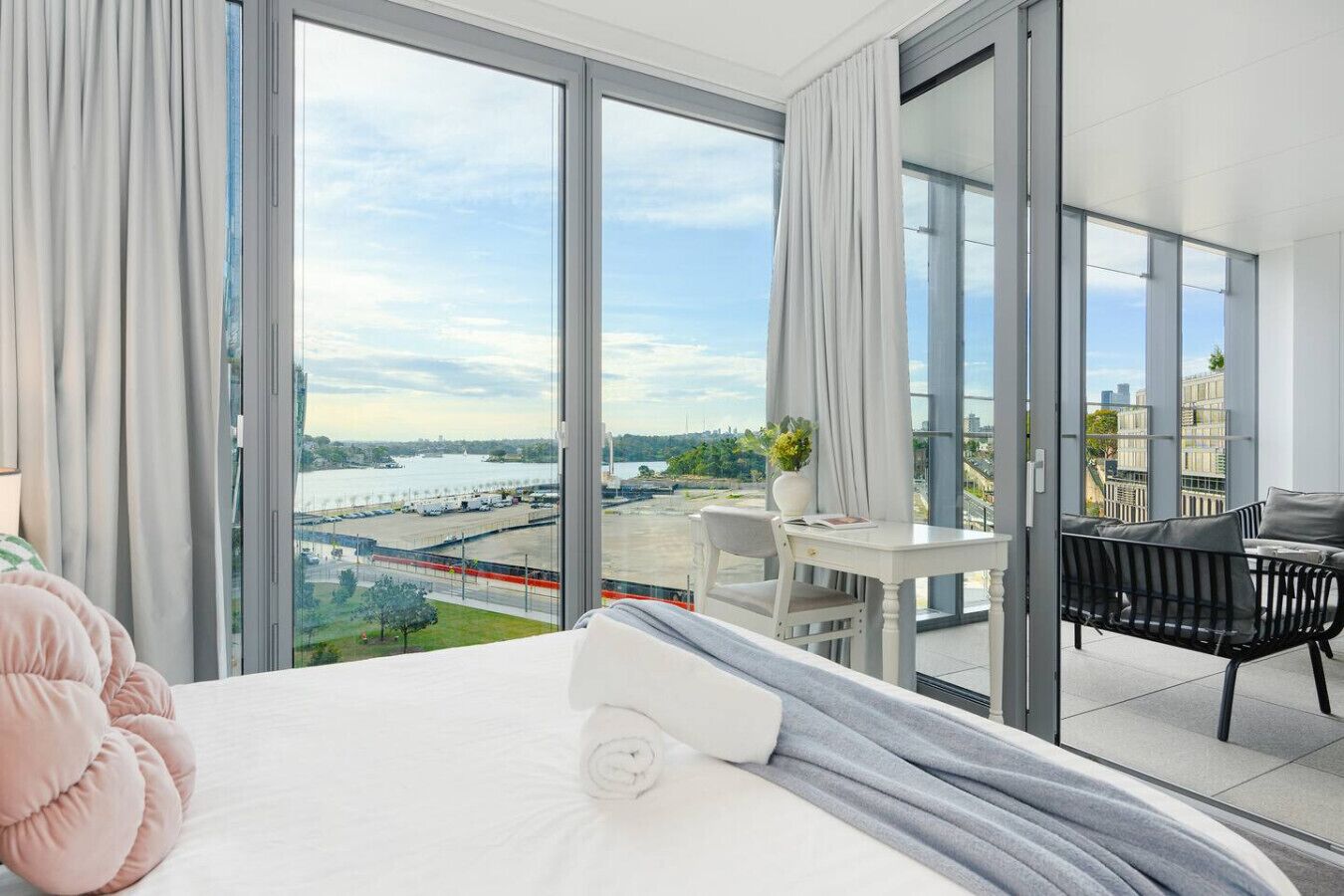 Tabla de planchar con plancha, wifi y ropa de cama 