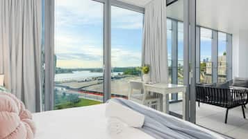 Tabla de planchar con plancha, wifi y ropa de cama