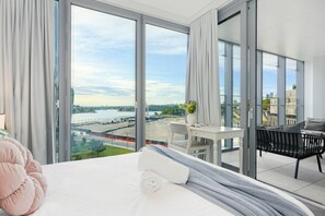 Iron/ironing board, WiFi, bed sheets - Sydney CBD modern apt with pool/gym/parking 8 ppl (Barangaroo)