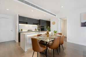 Dining - Sydney CBD modern apt with pool/gym/parking 8 ppl (Barangaroo)
