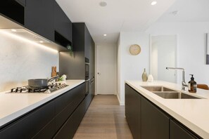 Fridge, microwave, oven, stovetop - Sydney CBD modern apt with pool/gym/parking 8 ppl (Barangaroo)