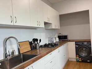 Réfrigérateur, micro-ondes, plaque de cuisson, lave-vaisselle