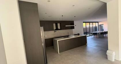 Spacious 5BR Family Haven in Kingsgrove for 12ppl