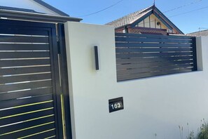 تفاصيل الفندق من الخارج