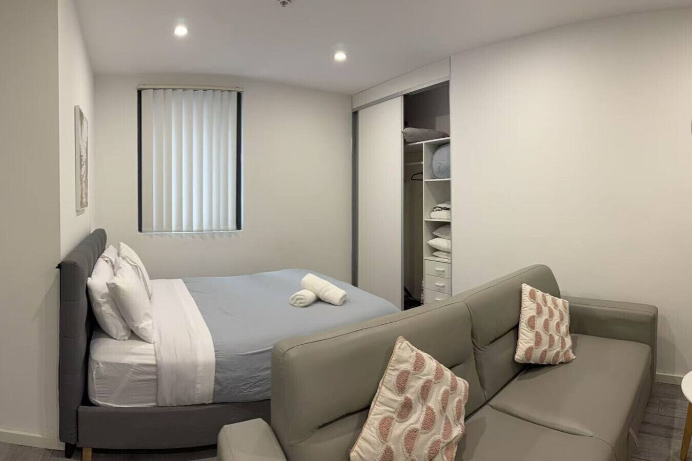 Työpöytä, silitysrauta/-lauta, Wi-Fi, vuodevaatteet