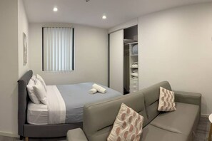 Työpöytä, silitysrauta/-lauta, Wi-Fi, vuodevaatteet