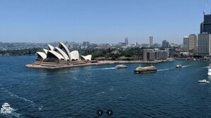 A view of the Sydney Opera House with the Sydney Harbour Bridge in the background. - Botany 2Br Apt near Airport/Bay/City with 2Parking (Botany)