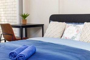 Iron/ironing board, WiFi, bed sheets - Botany 2Br Apt near Airport/Bay/City with 2Parking (Botany)